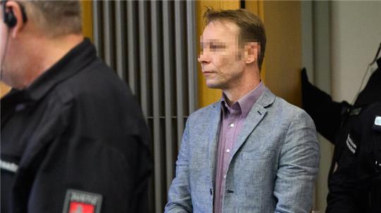 Nach einer Verzögerung soll am zweiten Prozesstag nun die Anklage gegen Christian B. verlesen werden.