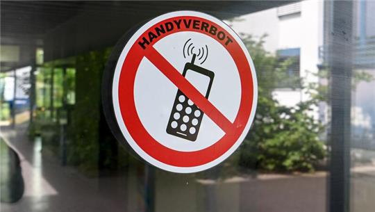 Nach einer aktuellen Befragung sprechen sich 66 Prozent der Menschen in Deutschland dafür aus, dass Handys an Schulen definitiv oder eher verboten werden sollten.