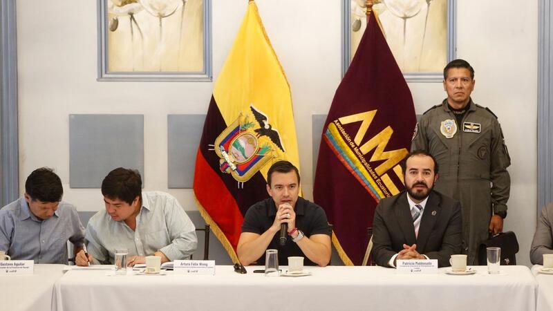 Nach einer beispiellosen Machtdemonstration der kriminellen Banden im Live-Fernsehen hat die ecuadorianische Regierung um Präsident Daniel Noboa (M) den kriminellen Gangs in dem südamerikanischen Land den Krieg erklärt.