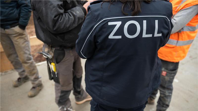 Zoll leitet nach bundesweiter Razzia über 800 Verfahren ein Nach einer bundesweiten Razzia haben die Zollbehörden mehr als 800 Ermittlungsverfahren wegen Schwarzarbeit und illegaler Beschäftigung eingeleitet. (Archivbild)