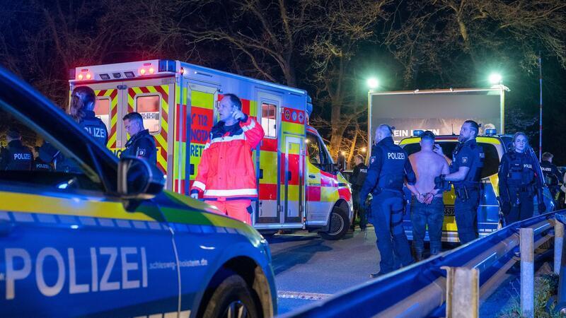 Tödlicher Disco-Streit nahe Hamburg: Tatverdächtiger stellt sich Nach einer erneuten Suche am Tatort wertet die Polizei nun weitere Spuren aus. (Archivbild)