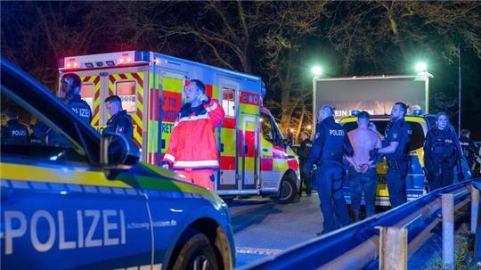 Nach einer erneuten Suche am Tatort wertet die Polizei nun weitere Spuren aus. (Archivbild)