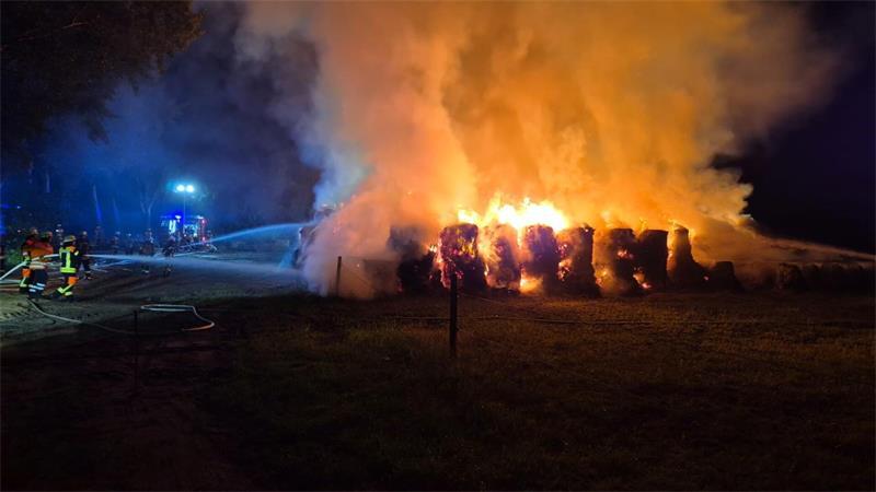 Großeinsatz: Fast 500 Strohballen in Flammen – 30.000 Euro Schaden Nach einer ersten Schätzung geht die Polizei Bremervörde von einem Schaden in Höhe von rund 30.000 Euro aus.