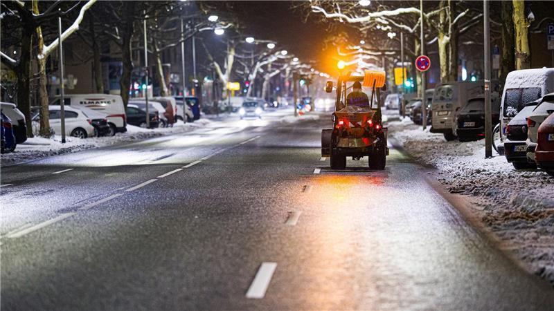 Mix aus Regen und Schnee sorgt weiter für Glatteisgefahr Nach einer kurzen Wetterberuhigung bringt ein Sturmtief neue Niederschläge. Die Räumdienste haben alle Hände voll zu tun.