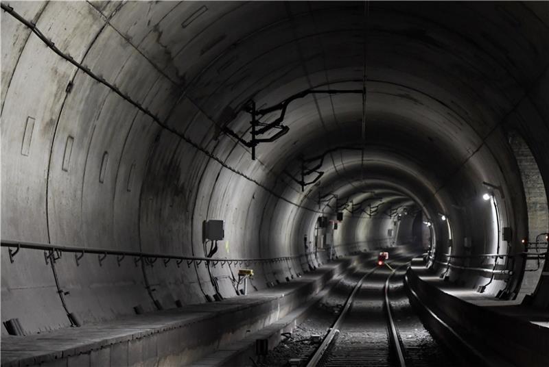 Nach einer neuen Machbarkeitsstudie des Bundesverkehrsministeriums könnte zwischen dem Hauptbahnhof und dem neuen Fernbahnhof Diebsteich in Altona ein neuer S-Bahntunnel mit fünf Bahnhöfen entstehen. Ziel ist es, den überlasteten Hauptbahnh