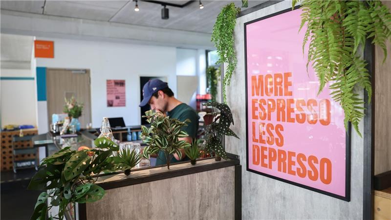 Nach einer neuen Umfrage wollen viele jüngere Menschen das Leben genießen, anstatt sich nur bei der Arbeit abzumühen. (Symbolbild)