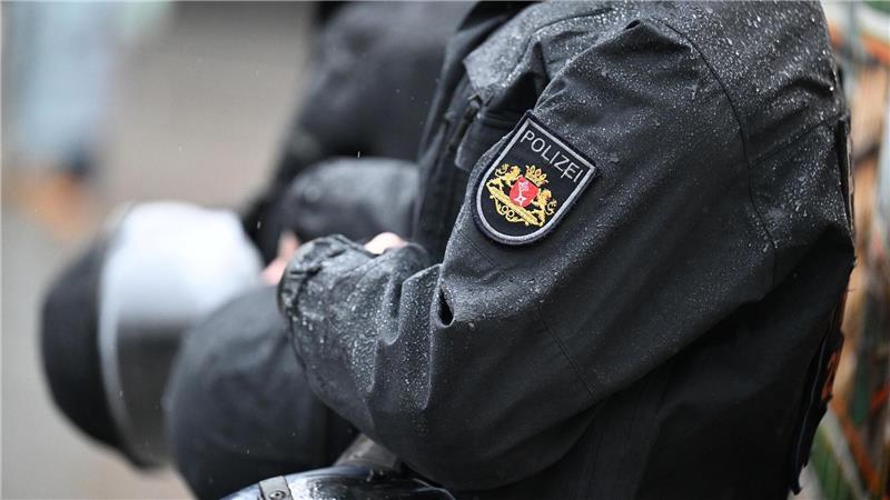 Nach einer nicht angemeldeten Versammlung mit vielen Menschen und einem Autokorso ermittelt die Bremer Polizei. (Symbolbild)  