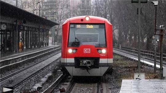 Eine S-Bahn der Linie S5 fährt am Bahnhof in Stade ein 