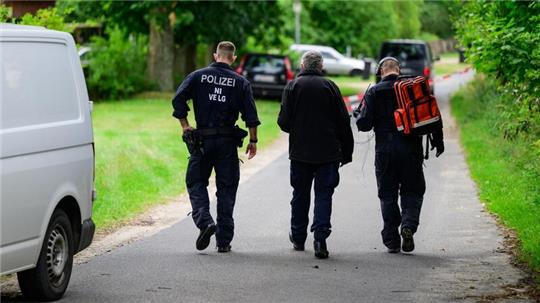 Nach einer versuchten Geldautomatensprengung nimmt die Polizei drei mutmaßliche Täter fest. Die Beamten finden mehrere vermeintliche Spreng-Packs. Die Pakete werden kontrolliert gesprengt.