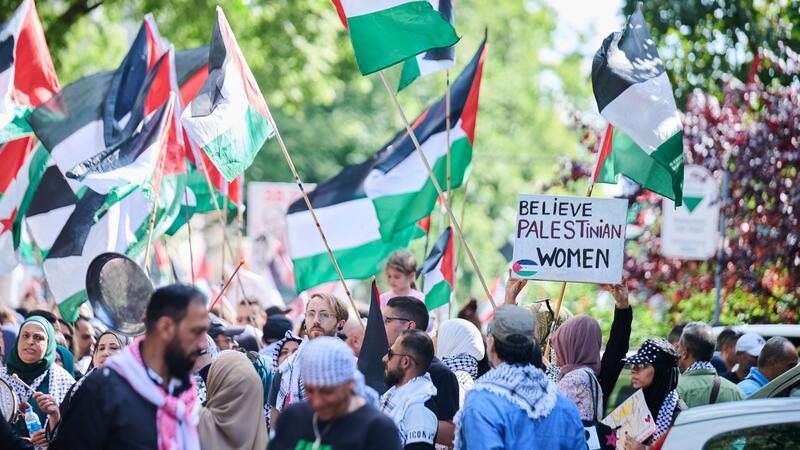Nach einigen Stunden löste die Polizei die Demo auf. 