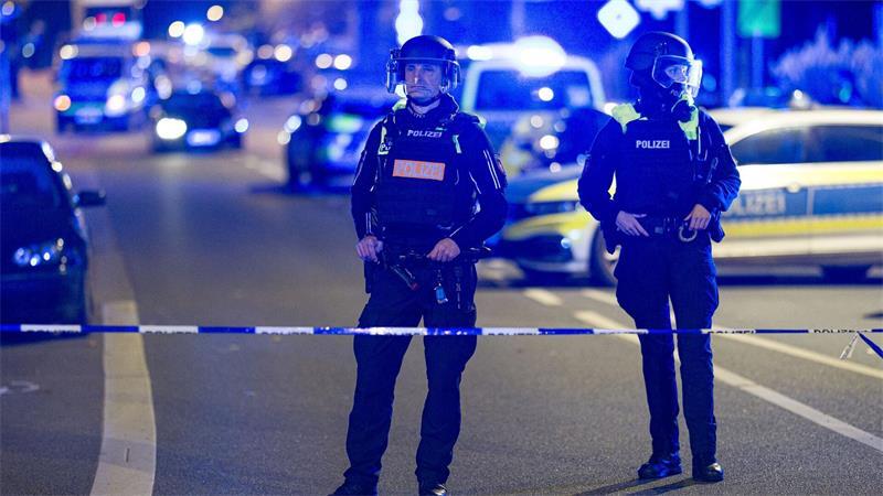 Auto fährt in Menschengruppe - Polizei schießt auf Wagen Nach ersten Erkenntnissen vermutet die Polizei, dass sich die Beteiligten kannten.