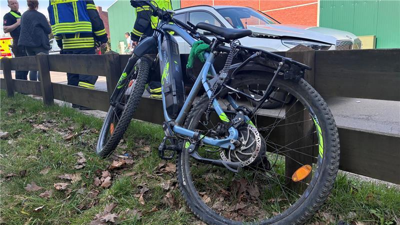 Nach ersten Ermittlungen der Polizei soll der 13-Jährige mit seinem Fahrrad „ins Straucheln geraten“ sein.