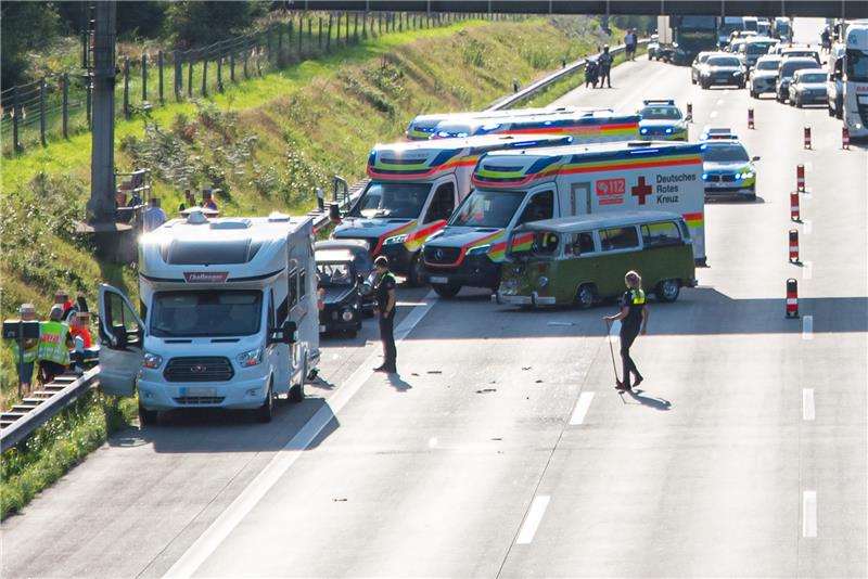 Schwere Unfälle auf A1 und A7 sorgen für lange Staus Nach ersten Ermittlungen der Polizei war vermutlich ein Volkswagen T2-Bus (rechts) einem anderen Fahrzeug aufgefahren. Foto: JOTO