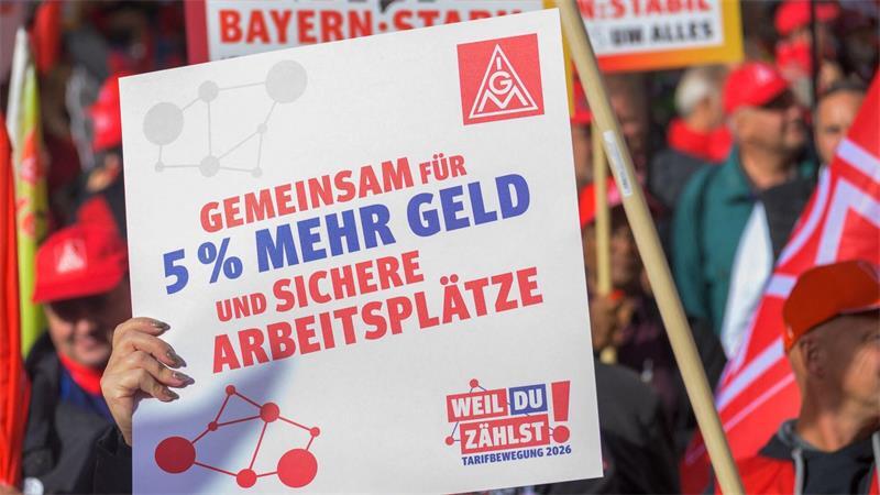 Nach ersten Kundgebungen bereitet die IG Metall Warnstreiks vor. (Archivbild) 