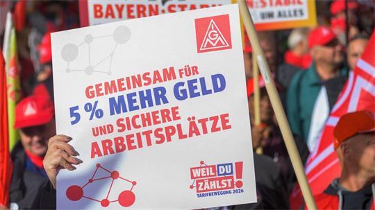 Nach ersten Kundgebungen bereitet die IG Metall Warnstreiks vor. (Archivbild) 