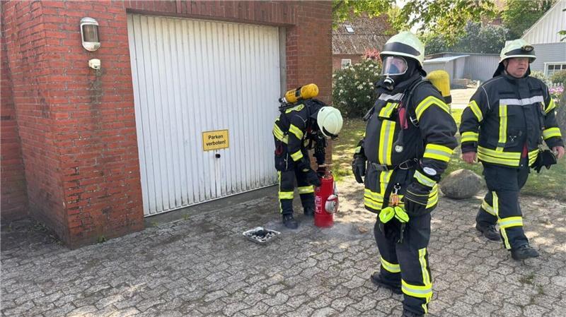 Nach erster Erkundung wurde kein Feuer in der Garage festgestellt, sondern ein junger Mann, der in der Garage am Grillen war. Er und das Grillgut wurden umgehend ins Freie befördert.