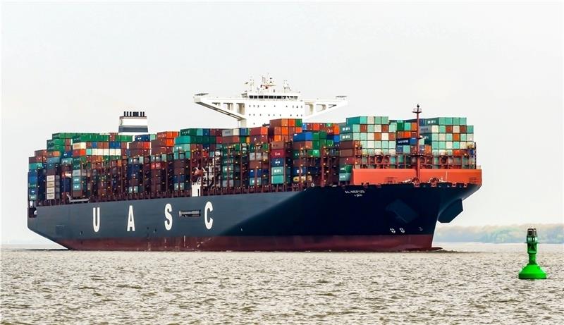 Nach etwa acht Wochen Fahrt erreicht das Containerschiff „Al Nefud“ mit ihrer riesigen Ladung den Hamburger Hafen. Foto: Löffler