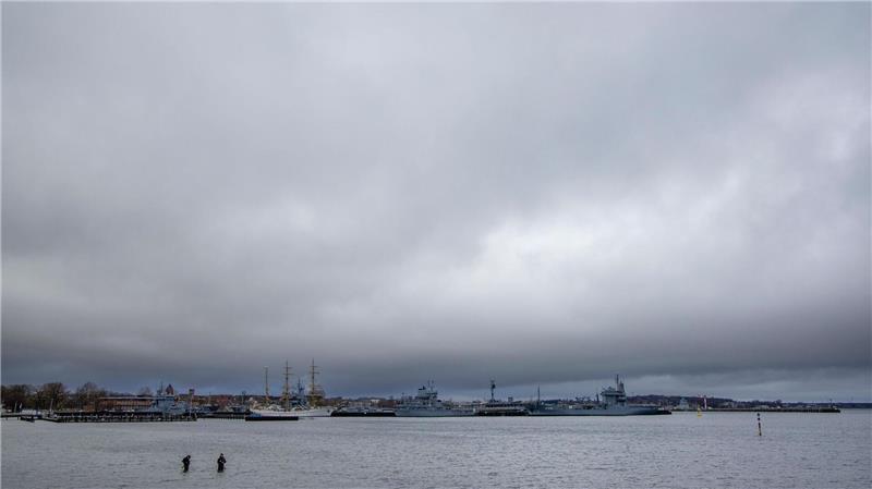 Nach frühlingshaftem Wetter zieht der Himmel über Hamburg und Schleswig-Holstein zu. (Symbolbild)