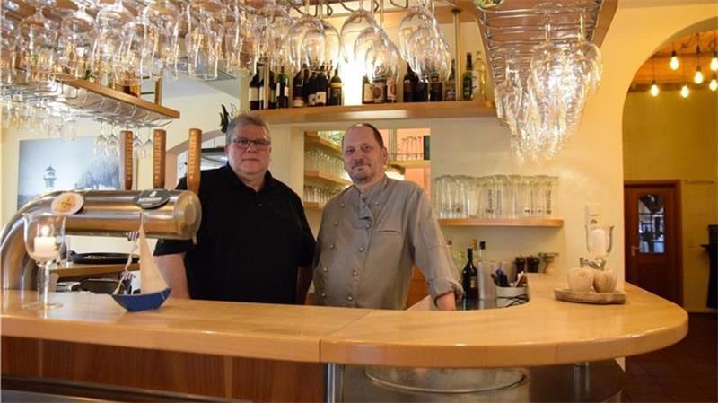 Schluss in Steinkirchen: Windmüller-Gastronomen werfen hin Nach fünf Jahren ist Schluss: Gastronom Jürgen Griese (links) und Küchenchef Christian Warner geben das Restaurant "Zum Windmüller" ab.