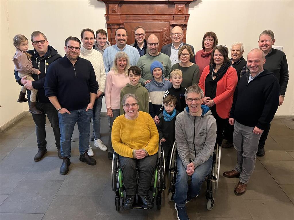 Nach getaner Arbeit: Schweinchenverkäufer und Spendenempfänger stellen sich im S...