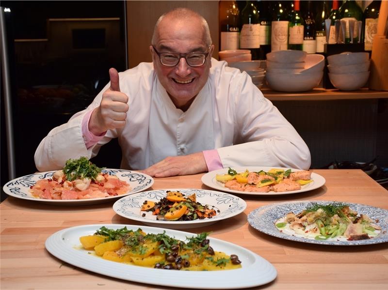 Nach getaner Arbeit in der TV-Küche: Daumen hoch von Rainer Sass für fünf etwas andere Salate zum Jahreswechsel. Fotos: Strüning