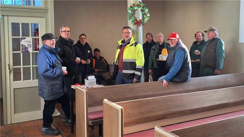 Nach getaner Arbeit ist Zeit für einen Schnack bei heißem Apfelpunsch und selbstgebackenen Keksen.