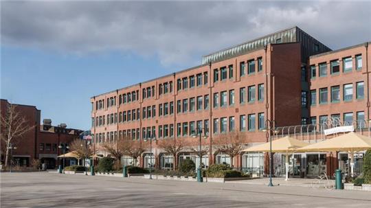 Nach gut 40 Jahren muss das Norderstedter Rathaus umfassend saniert werden. (Archivbild)