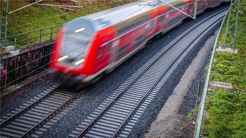 Nach gut neunmonatiger Generalsanierung soll der erste Personenzug am Freitag um kurz vor 5.00 Uhr morgens von Schwerin nach Hamburg fahren. (Archivbild)