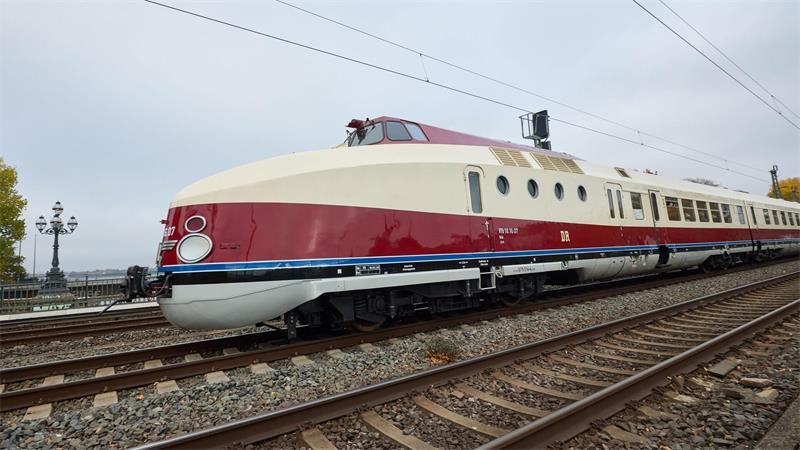 Mit dem „ICE der DDR“ nach Sylt Nach gut zwei Stunden Fahrt rollte der historische Zug in den Bahnhof der Insel Sylt ein.