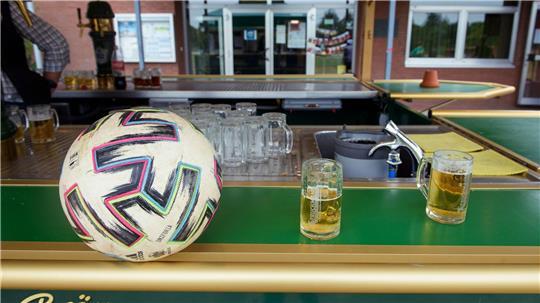 Nach härteren Zeiten durch weniger Konsum und steigende Preise blicken Bierproduzenten mit Spannung auf den Sommer und die Fußball-WM. (Symbolbild)