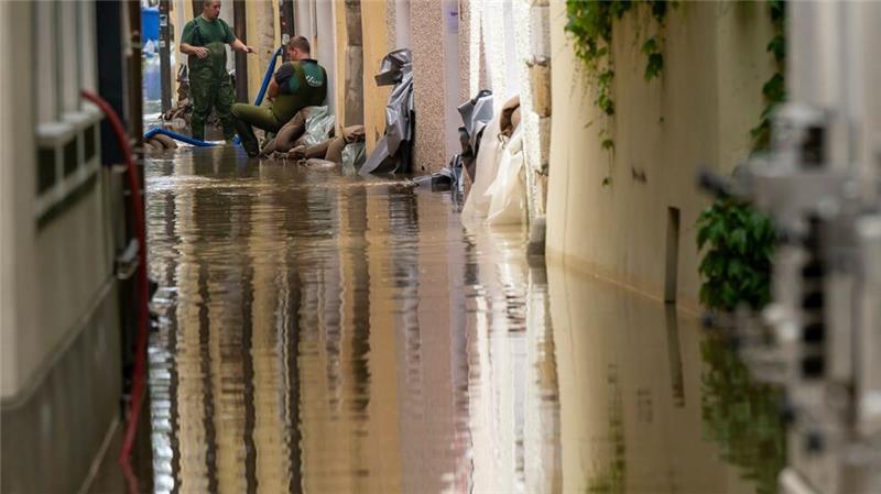 Klimakrise spitzt sich zu - Welche Rolle spielt Deutschland? Nach heftigen Regenfällen sind Gassen in Passau nur per Boot passierbar. (Archivbild)