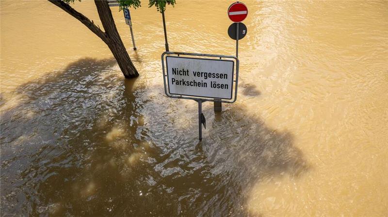 Klimakrise spitzt sich zu - Welche Rolle spielt Deutschland? Nach heftigen Regenfällen sind im Juni Straßen in Passau überflutet (Archivbild)