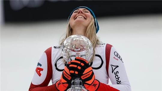 Nach ihrem Abfahrtssieg jubelt Cornelia Hütter mit der Kristallkugel-Trophäe.