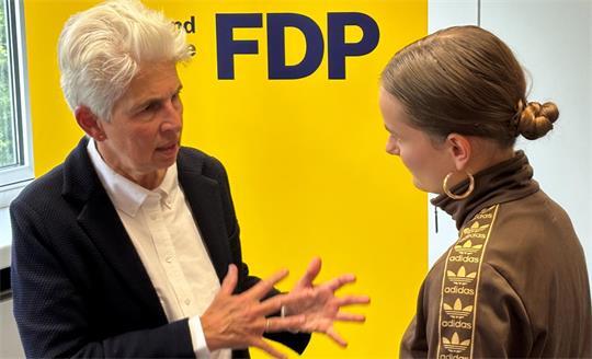 Nach ihrem Vortrag im Stadeum spricht FDP-Europapolitikern Marie-Agnes Strack-Zimmermann mit der Staderin Victoria Buschkühl. Die 18-Jährige kann sich eine Karriere in der EU vorstellen - und engagiert sich in der SPD.