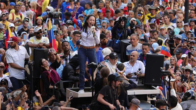 Heftige Proteste vor Vereidigung Maduros in Venezuela Nach ihrem ersten öffentlichen Auftritt seit Monaten wurde Machado entführt und später wieder freigelassen.