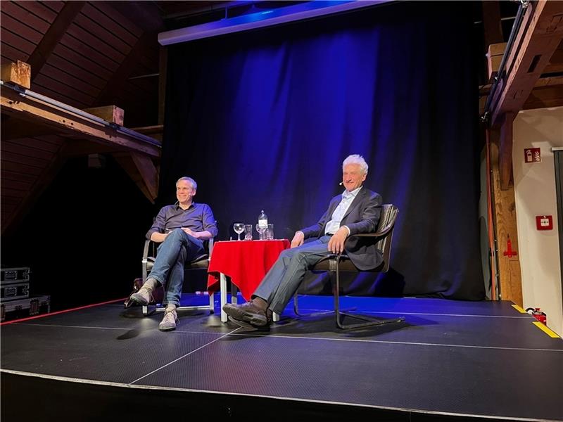 Nach ihrem facettenreichen Vortrag hat das Publikum Fragen: Stephan Thome (links) und Volker Stanzel antworten. Foto: Richter