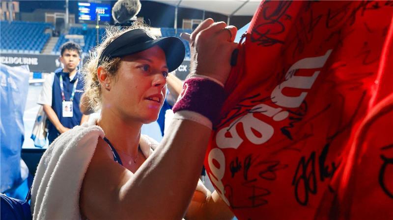 Nach ihrer tollen Aufholjagd schrieb Laura Siegemund in Melbourne viele Autogramme.