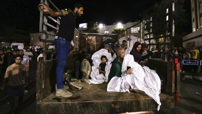 Zwei Hamas-Geiseln frei - „Gipfel für den Frieden“ in Kairo Nach israelischen Luftangriffen auf Gaza-Stadt werden verwundete Palästinenser ins Al-Shifa-Krankenhaus gebracht.