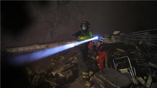 Nach israelischen Luftangriffen wird in Beirut nach Opfern gesucht.