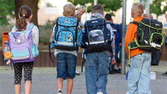 Nach jahrelangem Anstieg geht die Zahl der Schülerinnen und Schüler in Deutschland ab 2029 zurück. (Symbolbild)