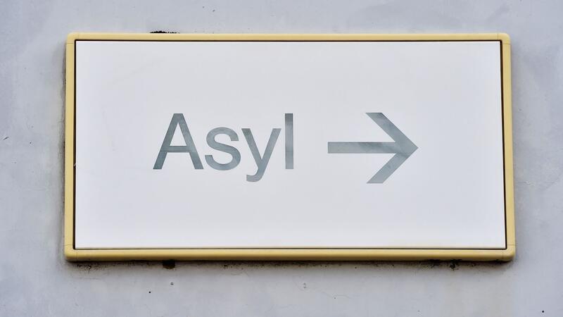 Herkunftsstaaten oder Schleierfahndung: Begriffe der Flucht Nach jahrelangem Streit wurde im Mai 2024 eine umstrittene Asylreform der EU beschlossen. Darin wird die Verteilung der Schutzsuchenden auf die EU-Staaten mit einem „Solidaritätsmechanismus“ neu geregelt.