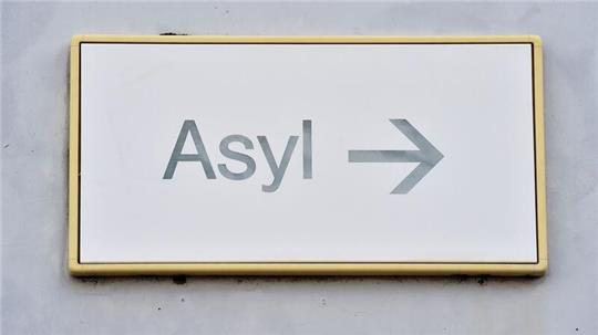 Nach jahrelangem Streit wurde im Mai 2024 eine umstrittene Asylreform der EU beschlossen. Darin wird die Verteilung der Schutzsuchenden auf die EU-Staaten mit einem „Solidaritätsmechanismus“ neu geregelt.