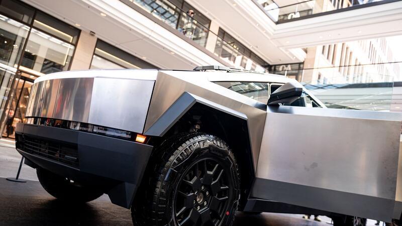 Musk: Müssten Cybertruck für Europa verändern Nach jahrelanger Verzögerung hatte Tesla Ende 2023 mit der Auslieferung des Pick-ups mit markanter Edelstahl-Karosserie begonnen.