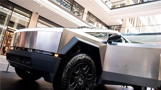 Nach jahrelanger Verzögerung hatte Tesla Ende 2023 mit der Auslieferung des Pick-ups mit markanter Edelstahl-Karosserie begonnen.