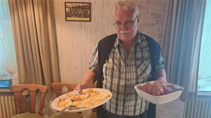 Mensings Gaststätte schließt: Das letzte Labskaus Nach jeder Deichschau servierte Wolfgang Mensing Labskaus mit Spiegeleiern. Damit ist nun Schluss.