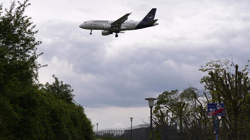 Ein Flugzeug der Fluggesellschaft Lufthansa landet am Flughafen «Hamburg Airport Helmut Schmidt». 