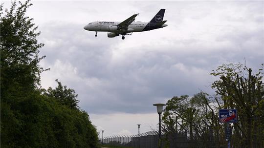 Ein Flugzeug der Fluggesellschaft Lufthansa landet am Flughafen «Hamburg Airport Helmut Schmidt». 