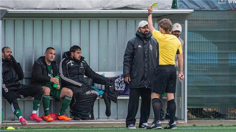 Fußballspiel eskaliert: So hat es der betroffene Schiedsrichter erlebt Nach lautstarken Beschwerden von der Trainerbank zeigt Eisenbach die Gelbe Karte.
