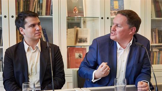 Nach mehr als einem Jahr hat sich Demis Volpi (l.) erstmals öffentlich über seinen quasi erzwungenen Abgang als Intendant des Hamburg Balletts geäußert. (Archivbild)