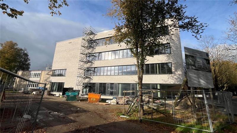 Nach mehr als zwei Jahren Verspätung soll der Neubau der Halepaghen-Schule im ersten Quartal 2025 für die Schüler des Gymnasiums geöffnet werden. Ein verbindliches Datum gibt es noch nicht.